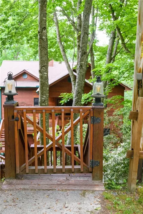 Exterior - 173 Rhododendron Dr, Beech Mountain, NC 28604 photo 5 of 14