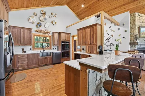 Kitchen - 173 Rhododendron Dr, Beech Mountain, NC 28604 photo 4 of 5