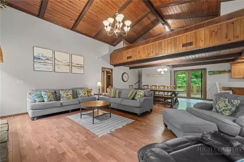 260 Balsam Ln, Banner Elk, NC 28604