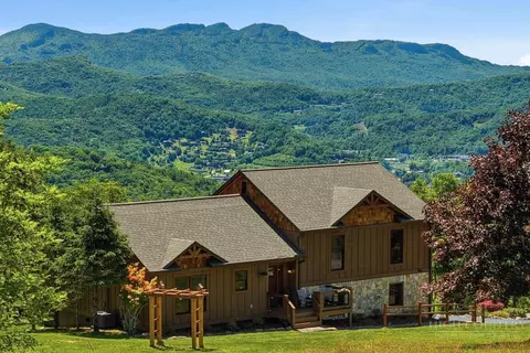 470 Banner Grande Ln, Banner Elk, NC 28604