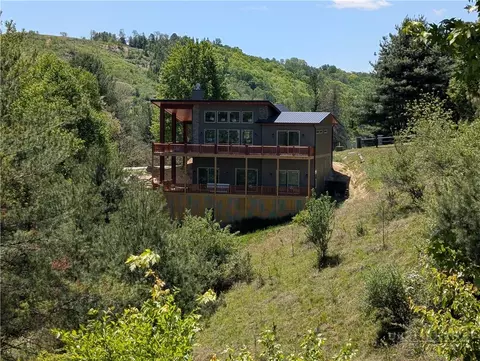 19 Cozy Cabins Cir, Piney Creek, NC 28663