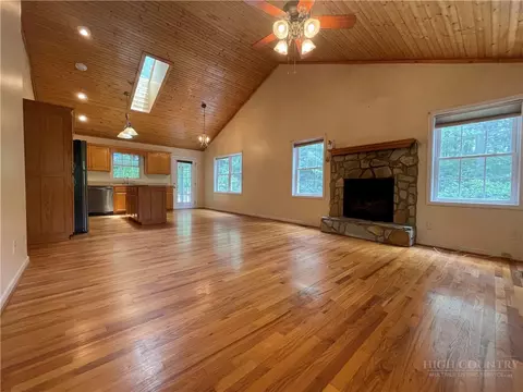 218 Jeannette Gln, West Jefferson, NC 28694