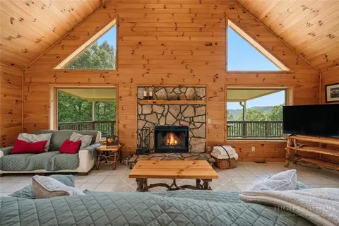 Living - 605 Valley View Dr, Purlear, NC 28665 photo 1 of 3