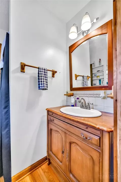 Bath - 242 Ladd Parson Rd, Crumpler, NC 28617 photo 3 of 4