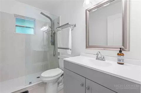 Bath - 229 Greenbriar Rd, Beech Mountain, NC 28604 photo 4 of 5