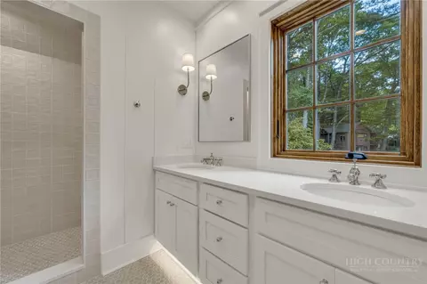 Bath - 253 Old Boone Rd, Blowing Rock, NC 28605 photo 4 of 5