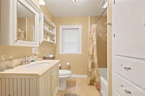 Bath - 113 Hamilton Dr, Jefferson, NC 28640 photo 4 of 4
