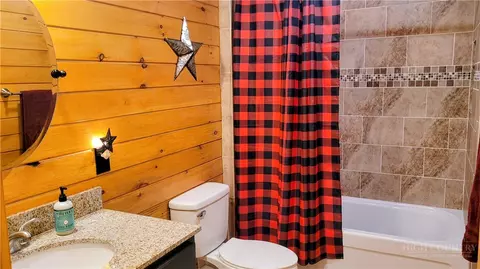 Bath - 121 Whipporwill Way, Beech Mountain, NC 28604 photo 2 of 4