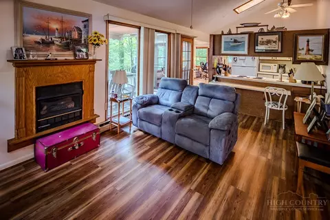 Living - 161 Ash Loop, Newland, NC 28657 photo 3 of 4
