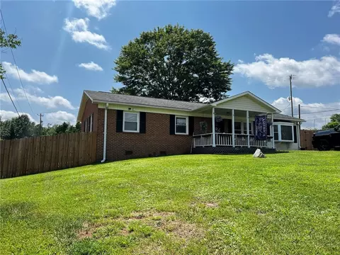 118 Badgett Ave, Mount Airy, NC 27030