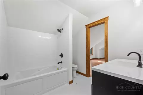 Bath - 102 Snowplow Ln, Beech Mountain, NC 28604 photo 4 of 5