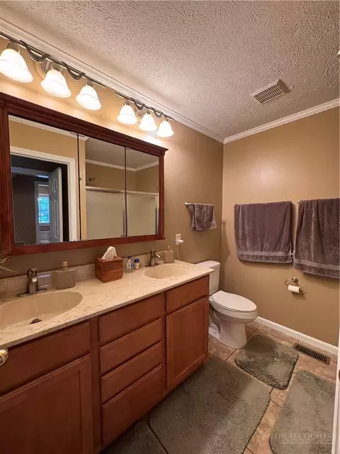 Bath - 25 Elderberry Loop, Newland, NC 28657 photo 1 of 5