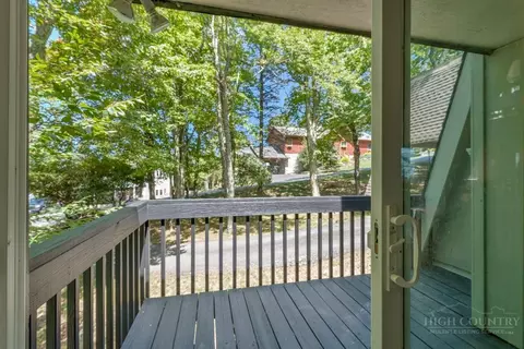 Exterior - 207 Pinnacle Ridge Rd, Beech Mountain, NC 28604 photo 2 of 10