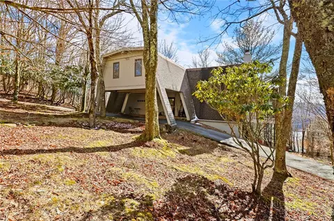 Exterior - 207 Pinnacle Ridge Rd, Beech Mountain, NC 28604 photo 8 of 10