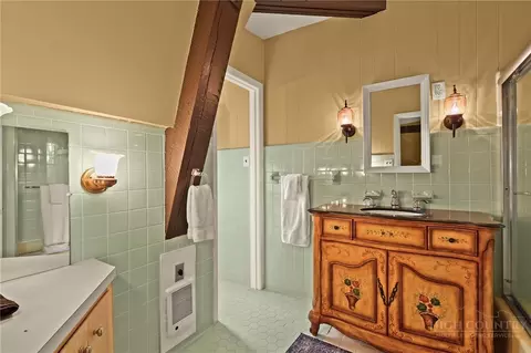 Bath - 207 Pinnacle Ridge Rd, Beech Mountain, NC 28604 photo 2 of 6