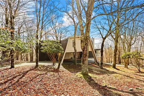 Exterior - 207 Pinnacle Ridge Rd, Beech Mountain, NC 28604 photo 7 of 10