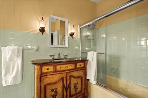 Bath - 207 Pinnacle Ridge Rd, Beech Mountain, NC 28604 photo 3 of 6