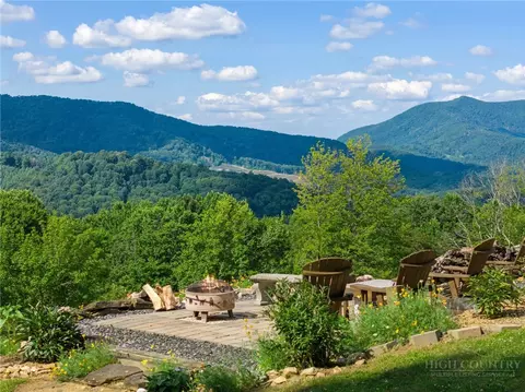 1013 Perry Rd, West Jefferson, NC 28694