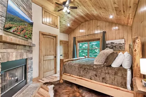 Bedroom - 1501 Beech Mountain Pkwy, Banner Elk, NC 28604 photo 5 of 8