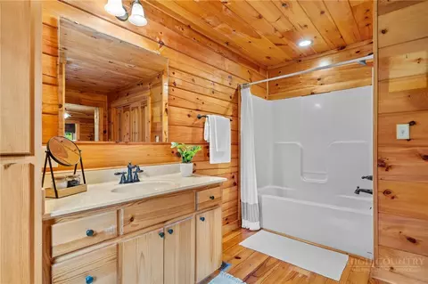 Bath - 2717 Meat Camp Rd, Boone, NC 28607 photo 3 of 4