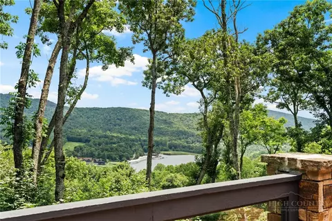 104 Bridgeway Ct, Linville, NC 28646