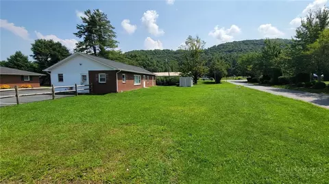 Exterior - 136 Ivy Dr, Boone, NC 28607 photo 3 of 4