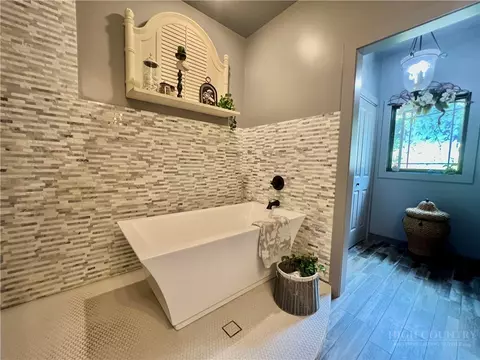 Bath - 128 Hillside Ln, Jefferson, NC 28640 photo 2 of 6