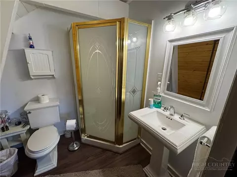 Bath - 123 Skiway Cir, Beech Mountain, NC 28604 photo 1 of 4