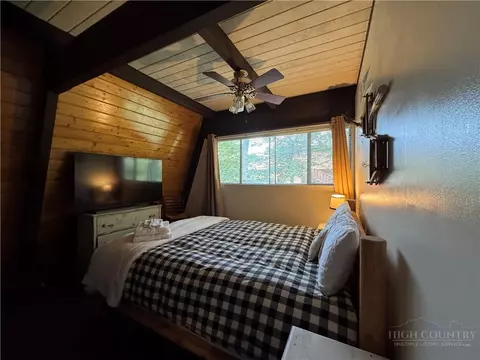 Bedroom - 123 Skiway Cir, Beech Mountain, NC 28604 photo 3 of 6