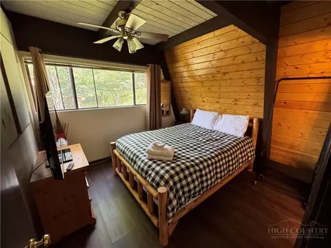 Bedroom - 123 Skiway Cir, Beech Mountain, NC 28604 photo 2 of 6