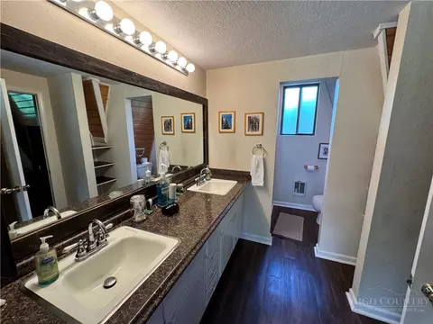 Bath - 123 Skiway Cir, Beech Mountain, NC 28604 photo 3 of 4