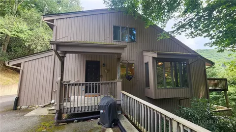 625 E Old Turnpike Rd, Banner Elk, NC 28604