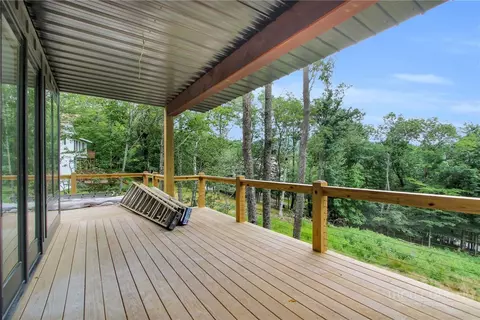 Exterior - 109 Pinnacle Ridge Rd, Beech Mountain, NC 28604 photo 3 of 11