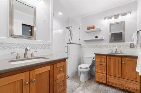Bath - 182 Forestridge Dr, Boone, NC 28607 photo 2 of 3