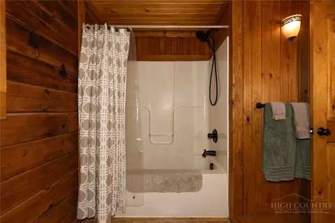 Bath - 412 Laurel Cir, Deep Gap, NC 28618 photo 2 of 6