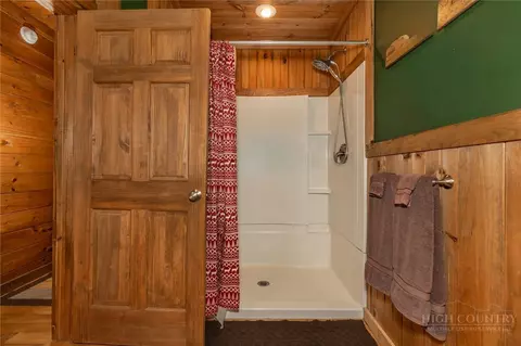 Bath - 412 Laurel Cir, Deep Gap, NC 28618 photo 6 of 6