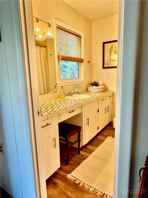 Bath - 95 Pine Tree Dr, Roaring Gap, NC 28668 photo 5 of 7