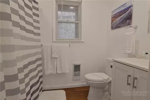 Bath - 101 Mid Holiday Ln #E119, Beech Mountain, NC 28604 photo 2 of 5