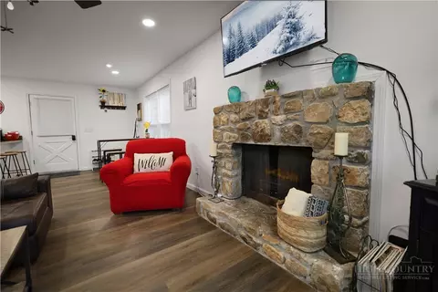 Living - 101 Mid Holiday Ln #E119, Beech Mountain, NC 28604 photo 6 of 7