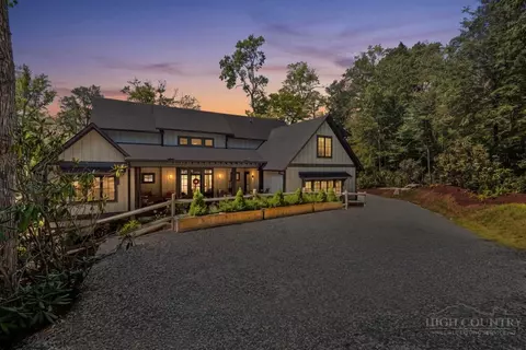 253 Farm Loop Rd, Banner Elk, NC 28604