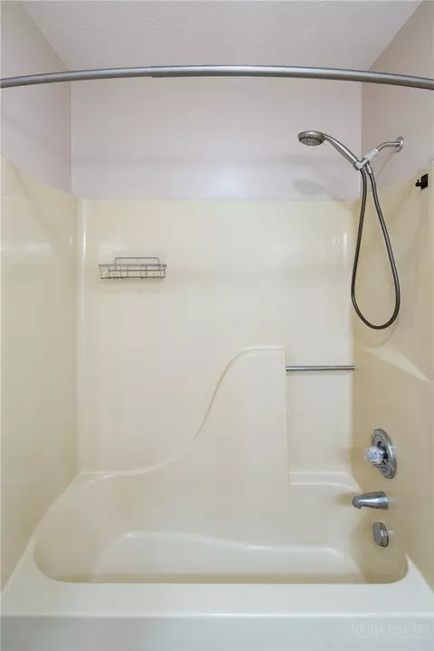 Bath - 286 Sunset Dr, Boone, NC 28607 photo 3 of 4