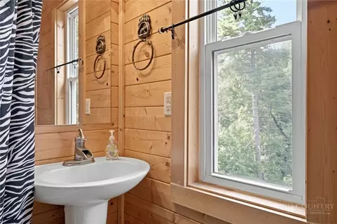 Bath - 1158 Staghorn Rd, Purlear, NC 28665 photo 2 of 3