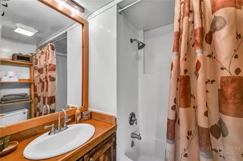 Bath - 141 Skiloft Rd, Beech Mountain, NC 28604 photo 1 of 4