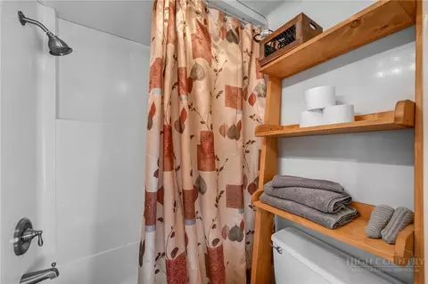 Bath - 141 Skiloft Rd, Beech Mountain, NC 28604 photo 2 of 4