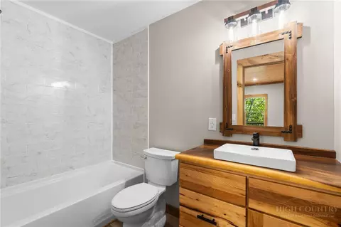 Bath - 120 Aster Trl, Beech Mountain, NC 28604 photo 5 of 5