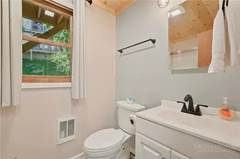 Bath - 101 Mid Holiday Ln #E219, Beech Mountain, NC 28604 photo 1 of 4