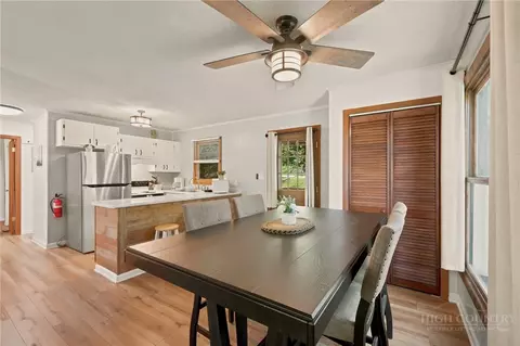 Dining - 101 Mid Holiday Ln #E219, Beech Mountain, NC 28604 photo 1 of 2