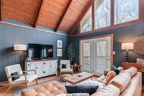 Living - 193 Lakeview Ln, Deep Gap, NC 28618 photo 2 of 6