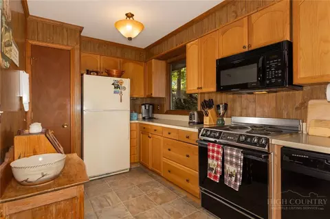 Kitchen - 329 Deer Run Rd, Deep Gap, NC 28618 photo 5 of 7