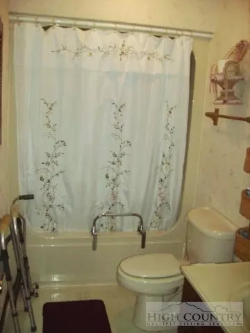 61 Maple St, Sparta, NC 28675 photo 3